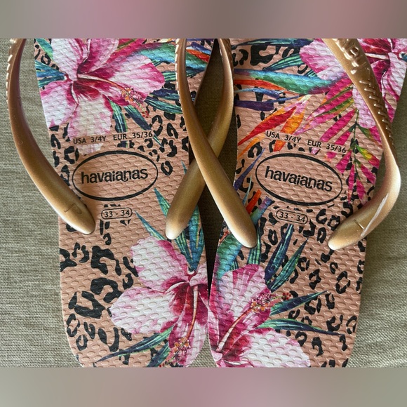 Havaianas Girls Rose Gold & Hibiscus & Leopard Print Sole Flip Flops LIKE NEW - Picture 4 of 7